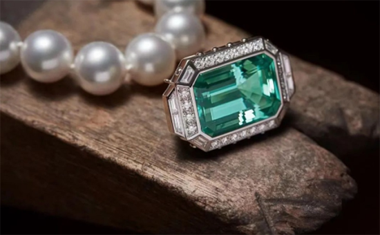 Louis Vuitton 高级珠宝项链亮相 大溪地珍珠与碧玺交相辉映-第1张图片-翡翠网 Louis Vuitton 高级珠宝项链亮相 大溪地珍珠与碧玺交相辉映-第1张图片-翡翠网
