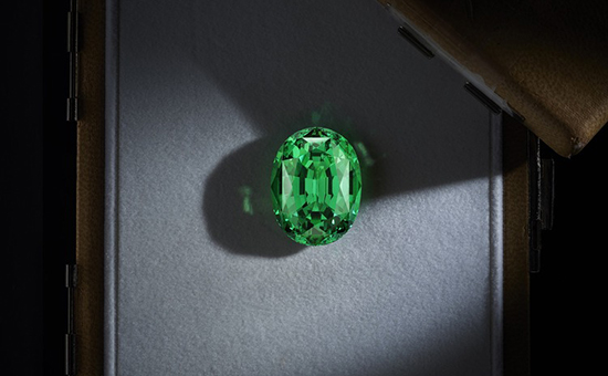 路易威登 Grace 沙弗莱石项链 造型奇幻 色彩浓郁动人!-第2张图片-翡翠网 路易威登 Grace 沙弗莱石项链 造型奇幻 色彩浓郁动人!-第2张图片-翡翠网