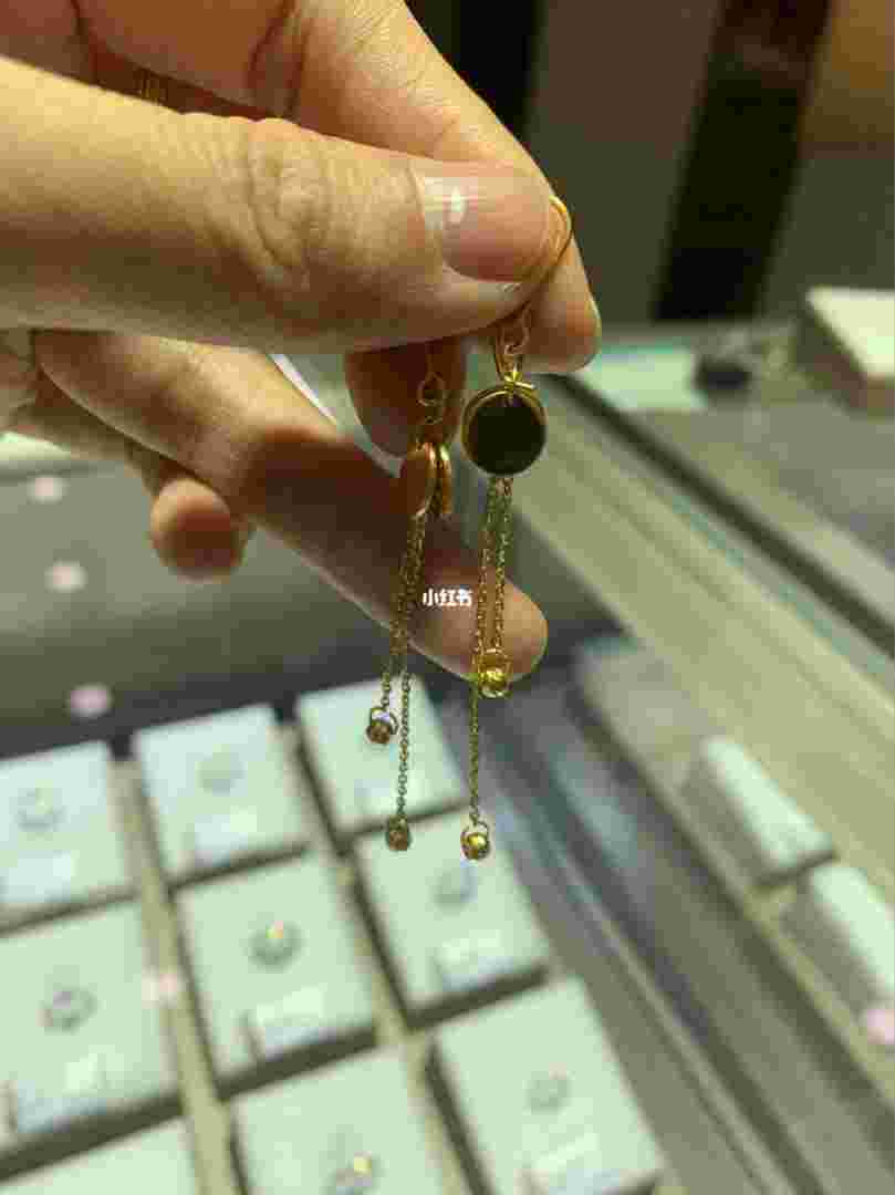 周大福耳环图片周大福耳环图片高清-第1张图片-翡翠网 周大福耳环图片周大福耳环图片高清-第1张图片-翡翠网