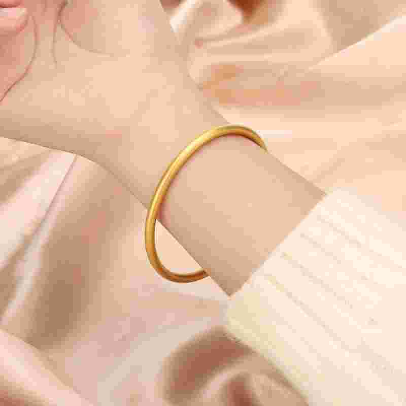 2021年最流行的金手镯款式