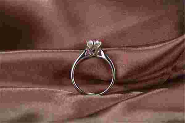 怎么样辨别钻石的真假视频,怎么样辨别钻石的真假-第1张图片-翡翠网 怎么样辨别钻石的真假视频,怎么样辨别钻石的真假-第1张图片-翡翠网