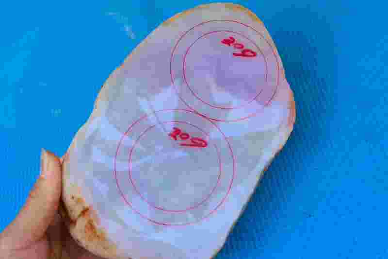 翡翠原石切开后图片翡翠原石切了就不值钱了-第1张图片-翡翠网 翡翠原石切开后图片翡翠原石切了就不值钱了-第1张图片-翡翠网