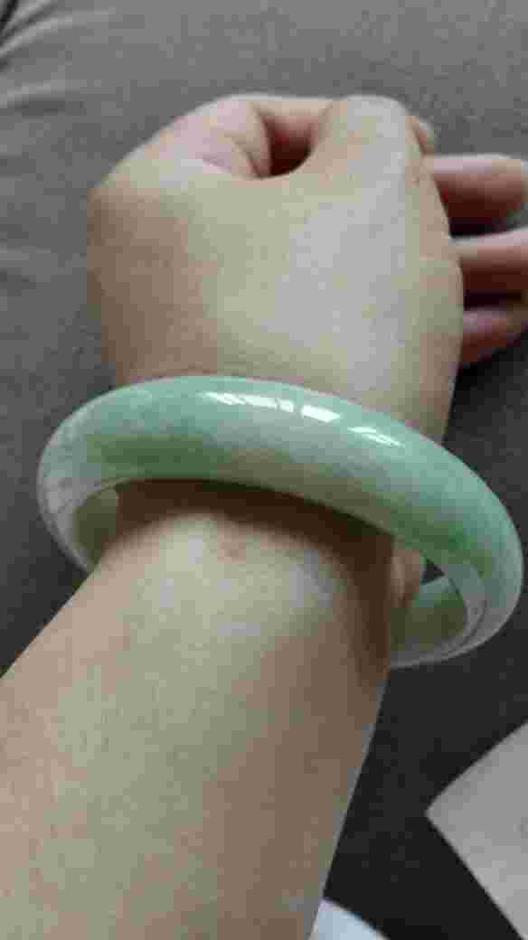 翡翠手镯石纹会越来越大吗翡翠手镯带了石纹好吗-第1张图片-翡翠网