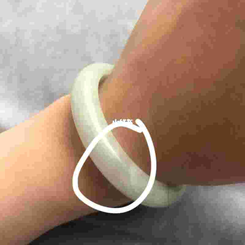 新买的翡翠手镯不好带正常吗新买的翡翠手镯不好带-第1张图片-翡翠网