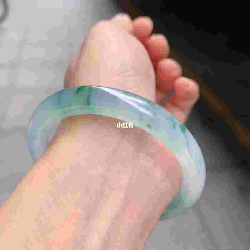 新买的翡翠手镯不好带正常吗新买的翡翠手镯不好带-第2张图片-翡翠网