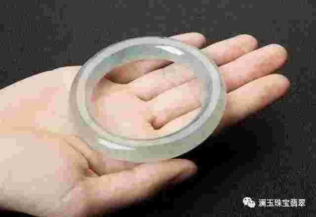 翡翠手镯买来用开水还是冷浸,翡翠手镯用手摸凉吗-第1张图片-翡翠网 翡翠手镯买来用开水还是冷浸,翡翠手镯用手摸凉吗-第1张图片-翡翠网
