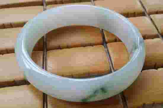 翡翠手镯怎么样才能越来越润翡翠手镯怎么防止磕坏-第1张图片-翡翠网 翡翠手镯怎么样才能越来越润翡翠手镯怎么防止磕坏-第1张图片-翡翠网