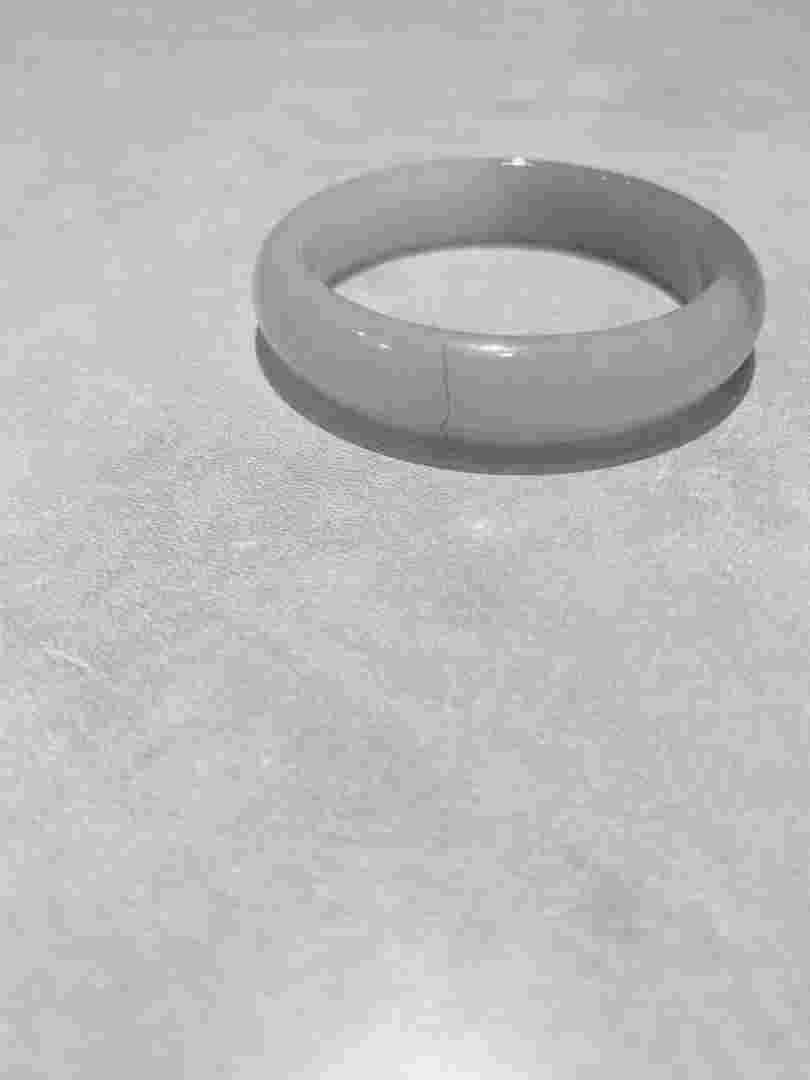 翡翠手镯怎么样才能越来越润翡翠手镯怎么防止磕坏-第2张图片-翡翠网 翡翠手镯怎么样才能越来越润翡翠手镯怎么防止磕坏-第2张图片-翡翠网