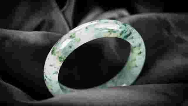 翡翠手镯里有冰渣子吗怎么处理翡翠手镯里有冰渣子吗-第2张图片-翡翠网 翡翠手镯里有冰渣子吗怎么处理翡翠手镯里有冰渣子吗-第2张图片-翡翠网