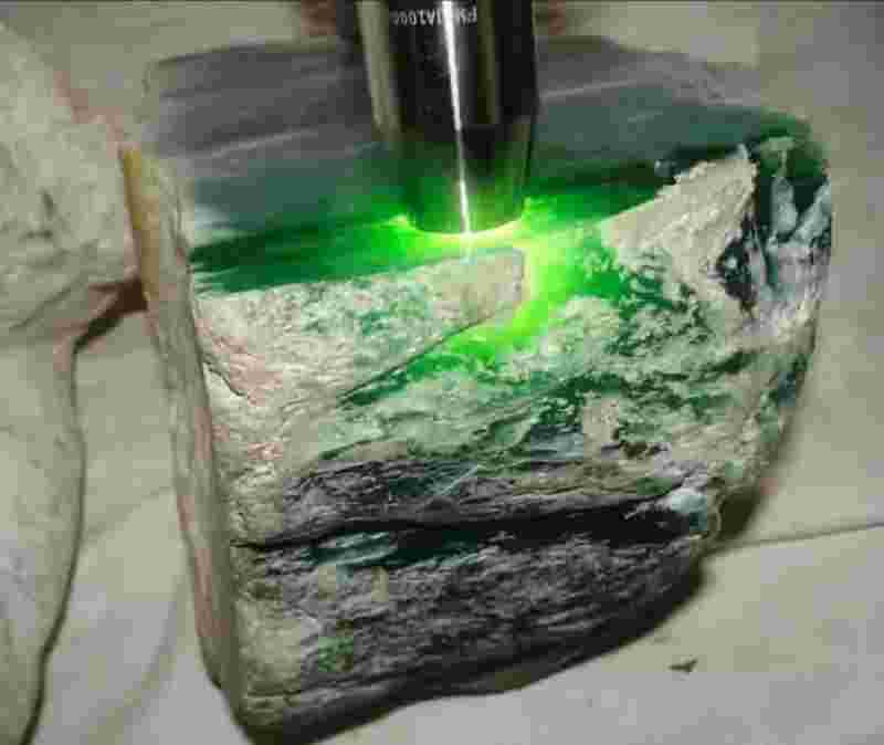 翡翠原石怎么来的?翡翠原石是怎么出来的-第1张图片-翡翠网 翡翠原石怎么来的?翡翠原石是怎么出来的-第1张图片-翡翠网