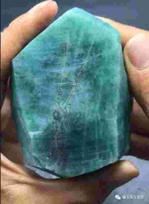 翡翠原石怎么来的?翡翠原石是怎么出来的-第2张图片-翡翠网 翡翠原石怎么来的?翡翠原石是怎么出来的-第2张图片-翡翠网