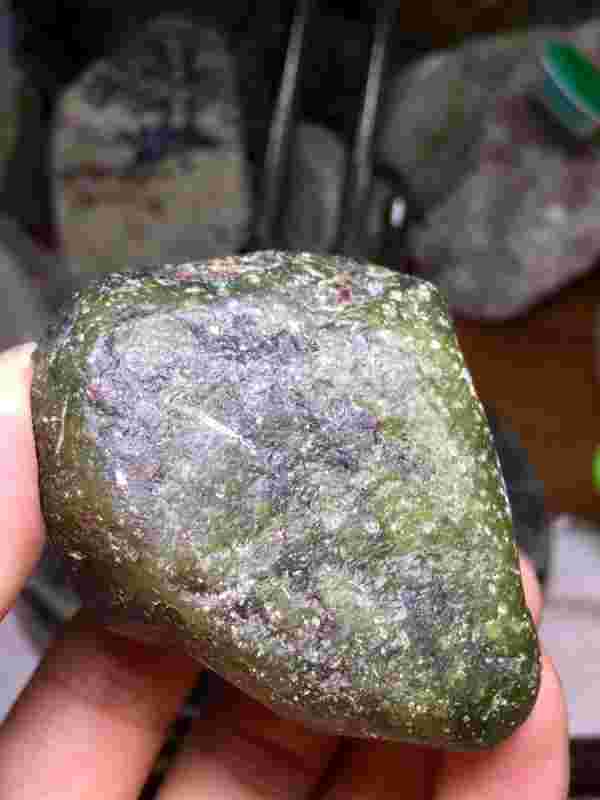 翡翠原石鉴别新手入门视频教程翡翠原石真假鉴定-第2张图片-翡翠网 翡翠原石鉴别新手入门视频教程翡翠原石真假鉴定-第2张图片-翡翠网