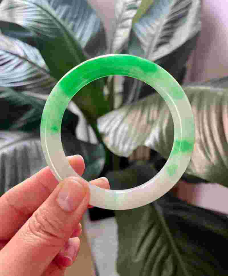 翡翠玉镯的颜色和价位32种翡翠颜色等级排名-第1张图片-翡翠网 翡翠玉镯的颜色和价位32种翡翠颜色等级排名-第1张图片-翡翠网