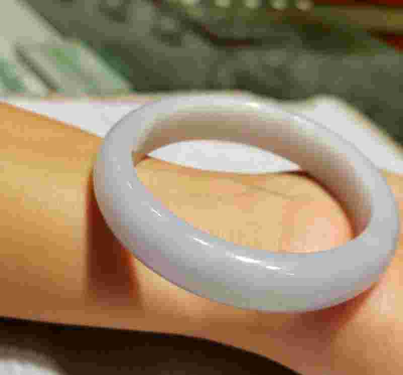 翡翠玉镯的颜色和价位32种翡翠颜色等级排名-第2张图片-翡翠网 翡翠玉镯的颜色和价位32种翡翠颜色等级排名-第2张图片-翡翠网