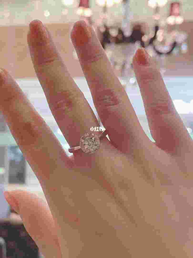 为什么钻戒的价格差距那么大钻戒为什么这么贵?-第1张图片-翡翠网 为什么钻戒的价格差距那么大钻戒为什么这么贵?-第1张图片-翡翠网