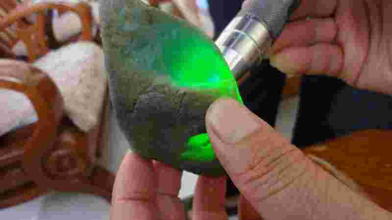 造假翡翠原石的知识造假翡翠原石的知识是什么-第2张图片-翡翠网 造假翡翠原石的知识造假翡翠原石的知识是什么-第2张图片-翡翠网