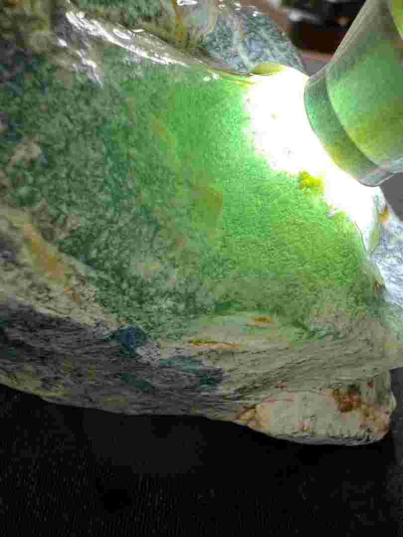 翡翠原石如何鉴别方法图解翡翠原石如何鉴别方法-第2张图片-翡翠网 翡翠原石如何鉴别方法图解翡翠原石如何鉴别方法-第2张图片-翡翠网