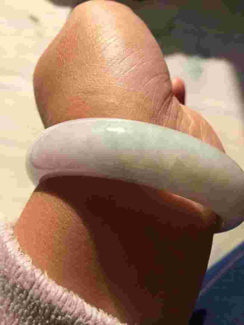 翡翠手镯上有裂纹是粒状纤维吗,翡翠手镯里面好像有裂痕一般的晶体-第1张图片-翡翠网