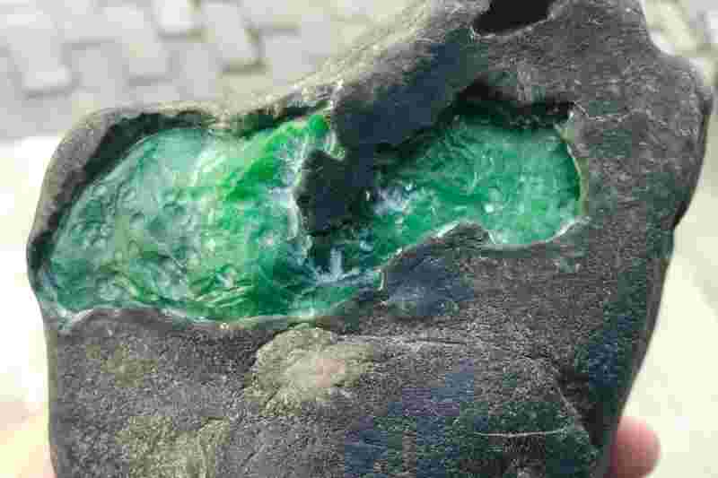 糯冰翡翠原石价格,糯冰翡翠值钱吗-第1张图片-翡翠网