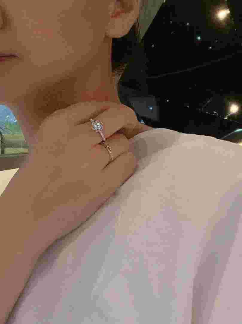 求婚戒指图片真实大全求婚戒指图片真实-第2张图片-翡翠网