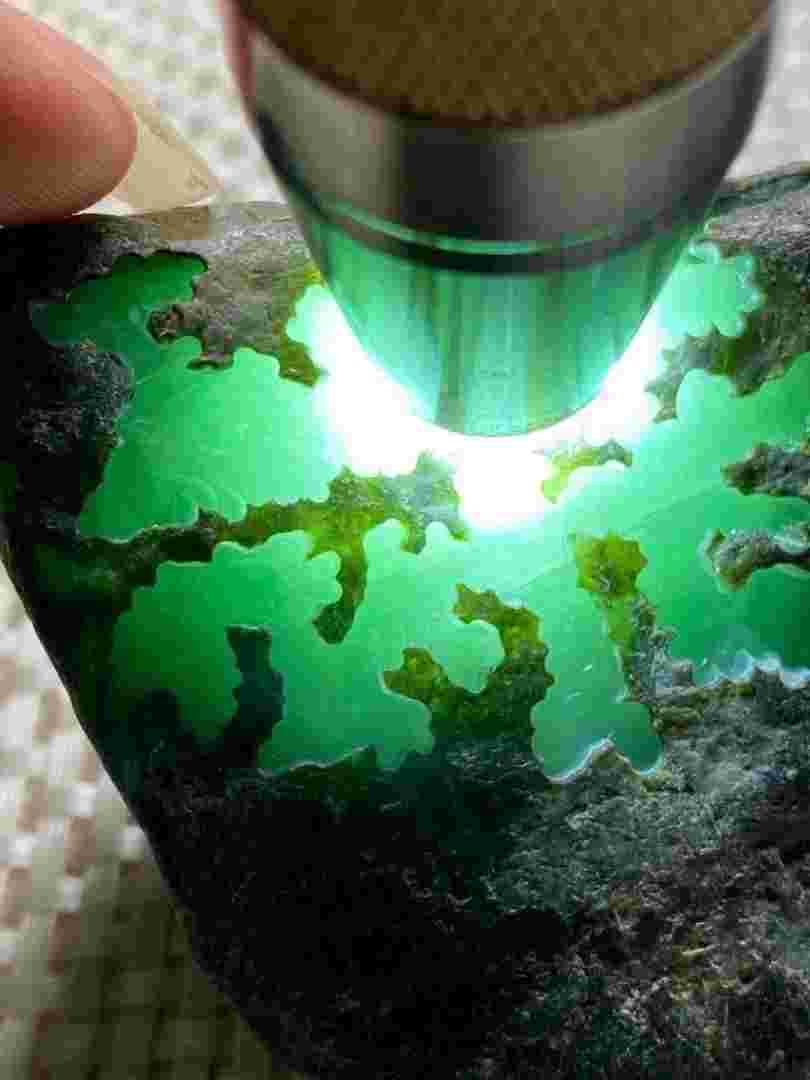 翡翠原石真假鉴定方法简单,翡翠原石鉴定-第2张图片-翡翠网 翡翠原石真假鉴定方法简单,翡翠原石鉴定-第2张图片-翡翠网