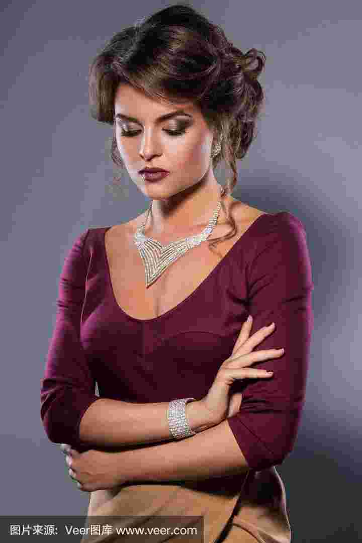 为什么金店上班的女孩子漂亮的简单介绍-第2张图片-翡翠网 为什么金店上班的女孩子漂亮的简单介绍-第2张图片-翡翠网