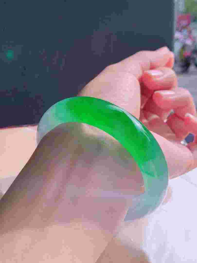 正冰洋绿翡翠手镯价格,正冰飘阳绿手镯价格多少钱-第1张图片-翡翠网 正冰洋绿翡翠手镯价格,正冰飘阳绿手镯价格多少钱-第1张图片-翡翠网