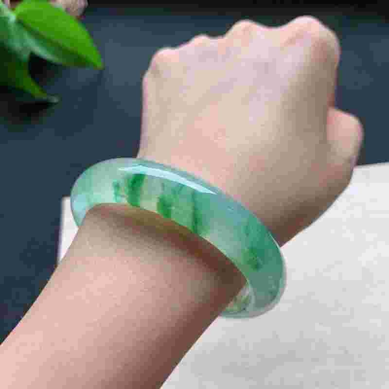 正冰洋绿翡翠手镯价格,正冰飘阳绿手镯价格多少钱-第2张图片-翡翠网 正冰洋绿翡翠手镯价格,正冰飘阳绿手镯价格多少钱-第2张图片-翡翠网