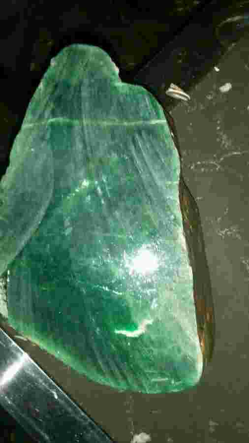 品鉴时尚翡翠赌石技巧睿和翡翠赌石知识讲座-第1张图片-翡翠网