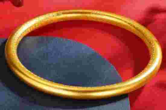黄金手镯买实心的还是空心的,买黄金手镯实心后悔了-第1张图片-翡翠网 黄金手镯买实心的还是空心的,买黄金手镯实心后悔了-第1张图片-翡翠网