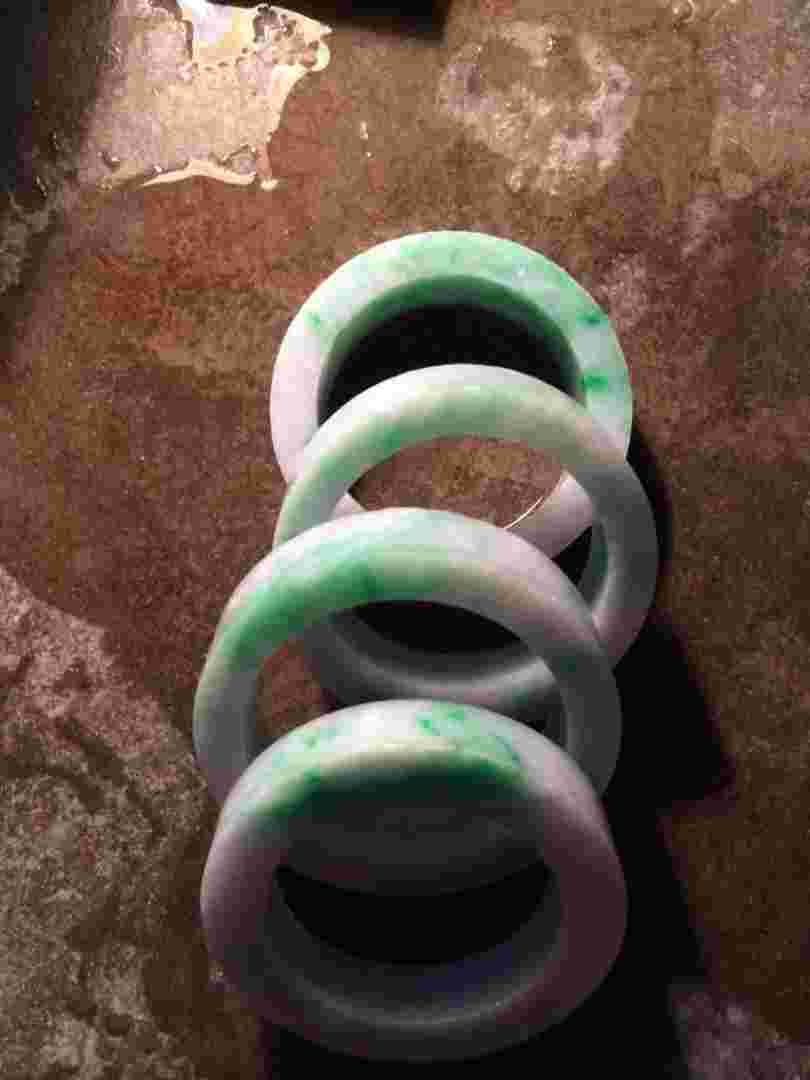 春带彩翡翠手镯价格是多少春带彩翡翠原石价格-第1张图片-翡翠网 春带彩翡翠手镯价格是多少春带彩翡翠原石价格-第1张图片-翡翠网