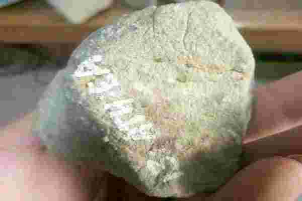 翡翠原石知识与特征翡翠原石的特点及图解-第2张图片-翡翠网 翡翠原石知识与特征翡翠原石的特点及图解-第2张图片-翡翠网