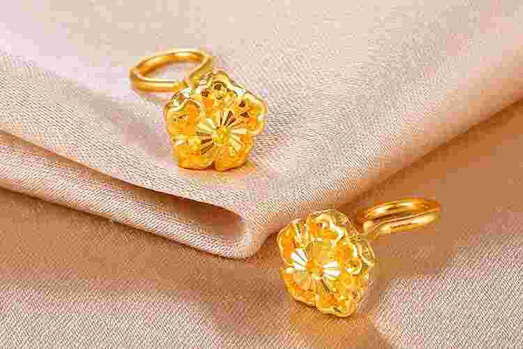佩戴黄金耳环的美好寓意,戴黄金耳环的好处-第1张图片-翡翠网 佩戴黄金耳环的美好寓意,戴黄金耳环的好处-第1张图片-翡翠网
