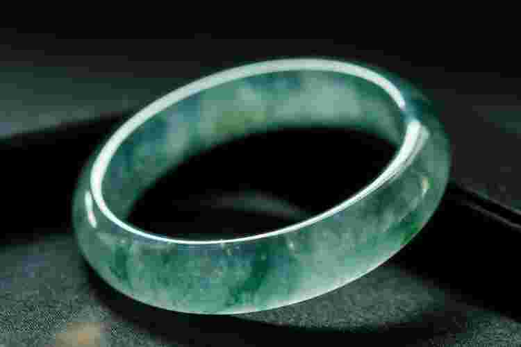 翡翠手镯内部有裂纹,表面光滑翡翠手镯内壁有干纹怎么处理-第1张图片-翡翠网