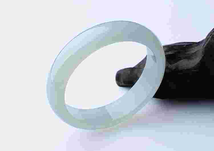 冰种白色翡翠手镯,冰种白色翡翠手镯好吗-第2张图片-翡翠网 冰种白色翡翠手镯,冰种白色翡翠手镯好吗-第2张图片-翡翠网