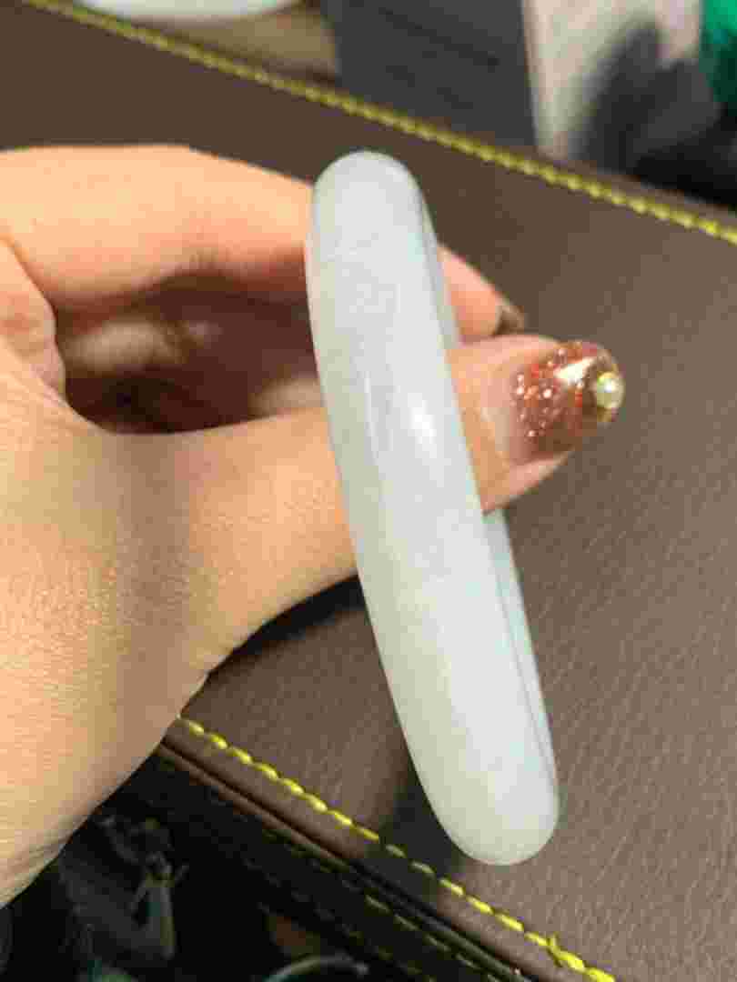 翡翠手镯裂了图片,翡翠手镯裂了有什么说法-第1张图片-翡翠网