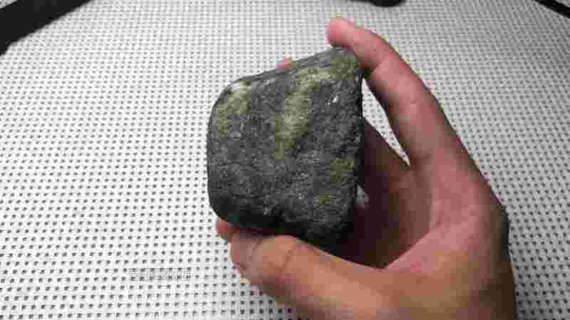 翡翠原石一般出现在什么地方一般的河里能找到翡翠或者玉石-第1张图片-翡翠网