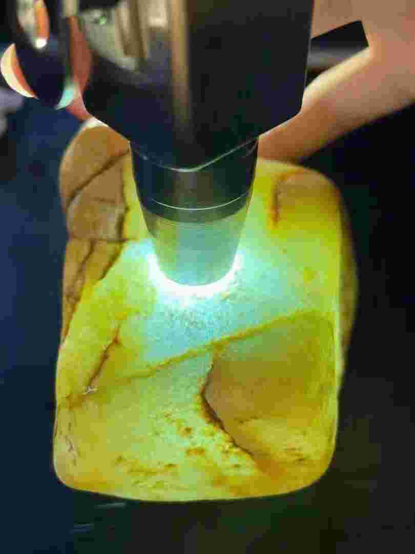 翡翠原石一般出现在什么地方一般的河里能找到翡翠或者玉石-第2张图片-翡翠网