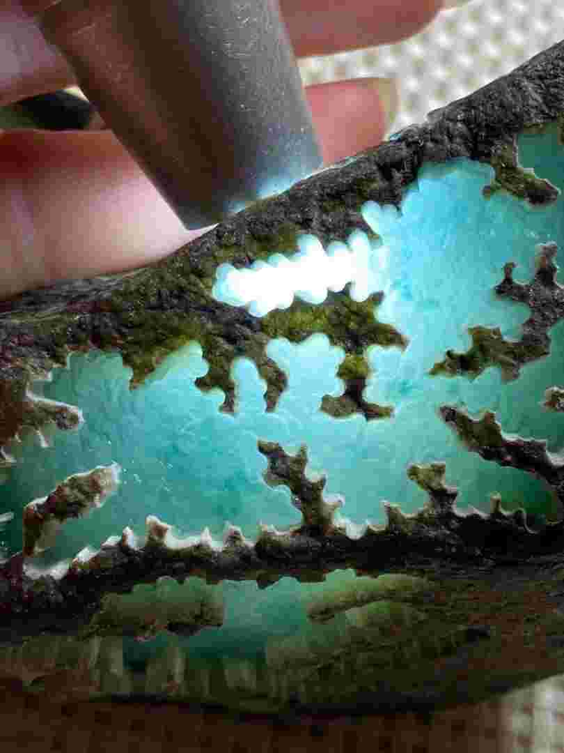 翡翠原石回收翡翠回收值钱吗-第1张图片-翡翠网