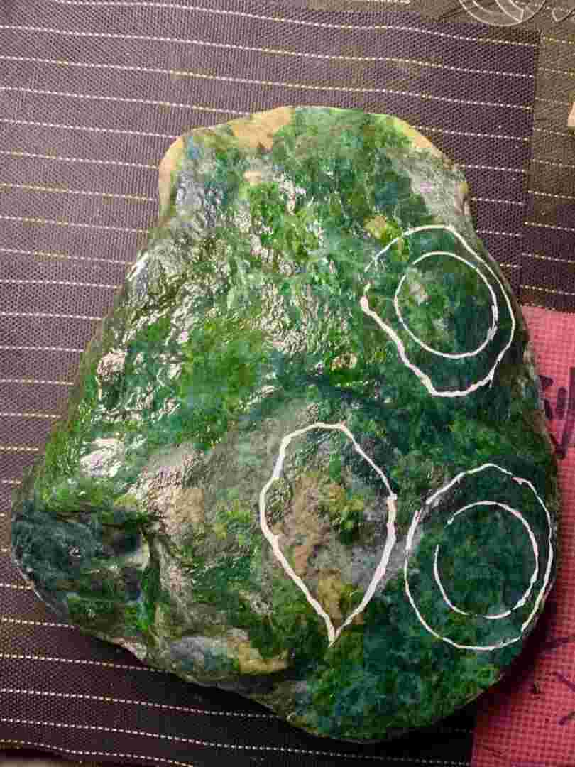 原石翡翠知识大全,如何挑选翡翠原石毛料-第1张图片-翡翠网 原石翡翠知识大全,如何挑选翡翠原石毛料-第1张图片-翡翠网