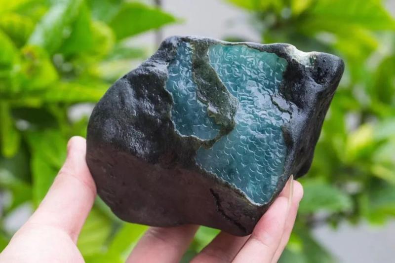 翡翠原石真假鉴定方法简单翡翠原石鉴别新手入门视频教程-第1张图片-翡翠网 翡翠原石真假鉴定方法简单翡翠原石鉴别新手入门视频教程-第1张图片-翡翠网