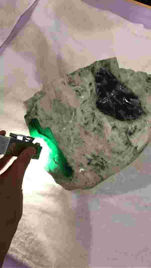 缅甸翡翠公盘是什么意思,缅甸公盘翡翠原石价格-第2张图片-翡翠网