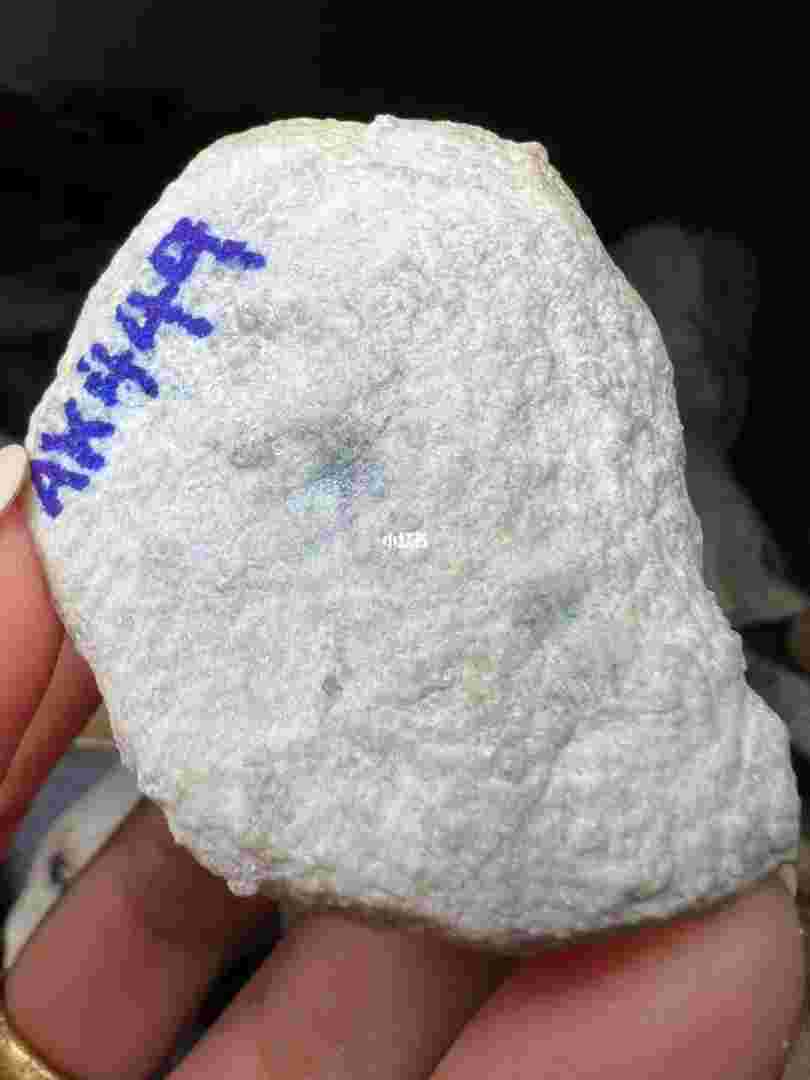 白色翡翠原石值钱吗,白色的翡翠是不是不好-第1张图片-翡翠网 白色翡翠原石值钱吗,白色的翡翠是不是不好-第1张图片-翡翠网