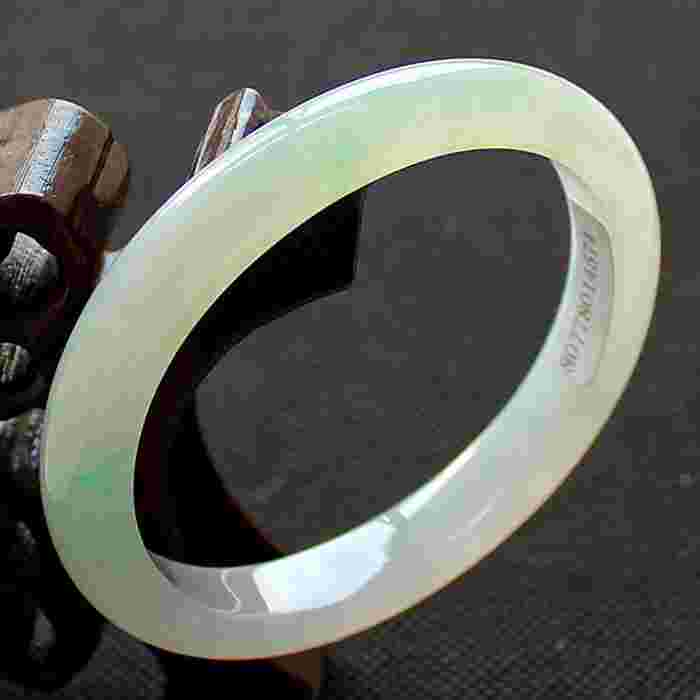 翡翠白底飘点黄知识,白底飘淡绿的翡翠好不好-第1张图片-翡翠网