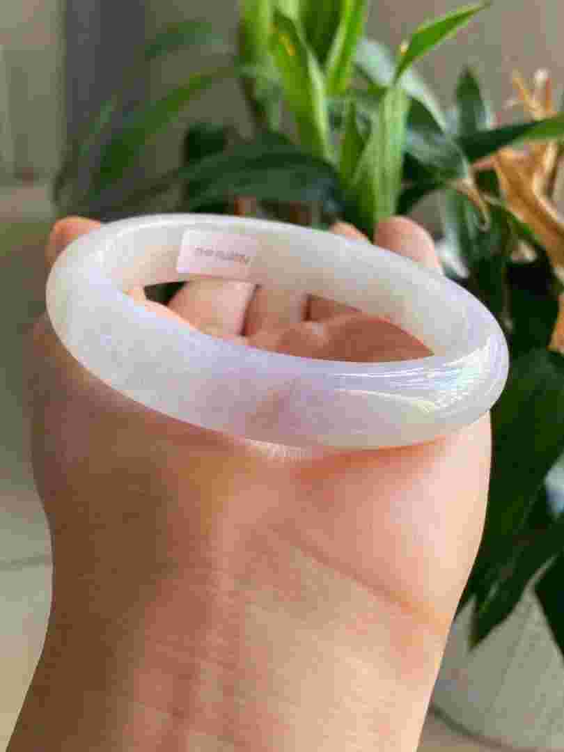 翡翠白底飘点黄知识,白底飘淡绿的翡翠好不好-第2张图片-翡翠网