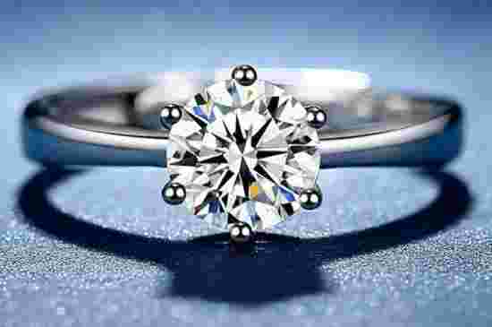 钻戒真假怎么用肉眼分辨真钻石在灯光下是什么颜色-第1张图片-翡翠网 钻戒真假怎么用肉眼分辨真钻石在灯光下是什么颜色-第1张图片-翡翠网