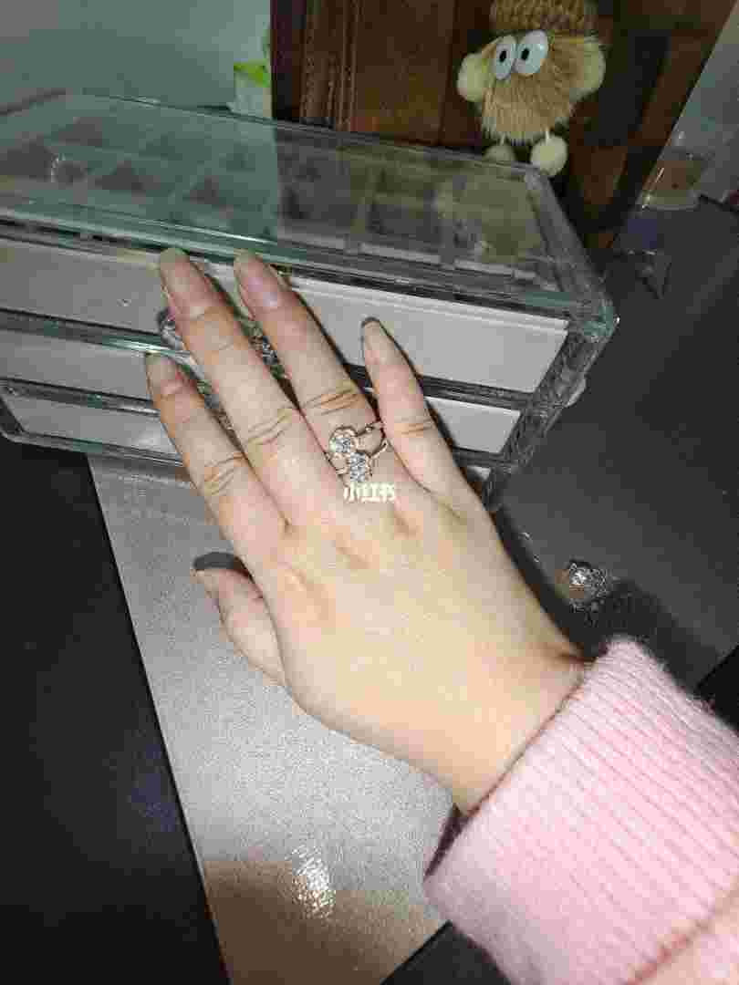 钻戒真假怎么用肉眼分辨真钻石在灯光下是什么颜色-第2张图片-翡翠网 钻戒真假怎么用肉眼分辨真钻石在灯光下是什么颜色-第2张图片-翡翠网