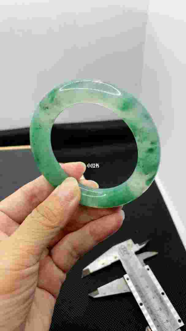 独龙玉手镯多少钱,独龙玉有酸洗和注胶吗-第1张图片-翡翠网 独龙玉手镯多少钱,独龙玉有酸洗和注胶吗-第1张图片-翡翠网