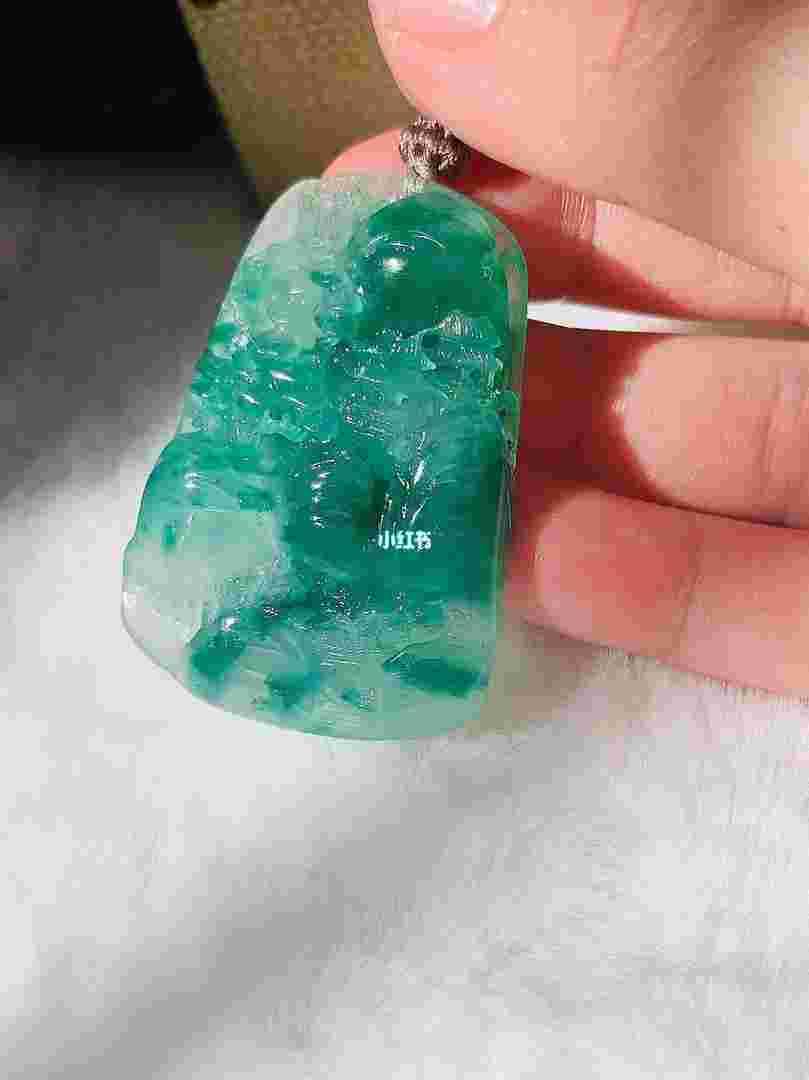 独龙玉与翡翠哪个值钱独龙玉与翡翠哪个好-第1张图片-翡翠网 独龙玉与翡翠哪个值钱独龙玉与翡翠哪个好-第1张图片-翡翠网