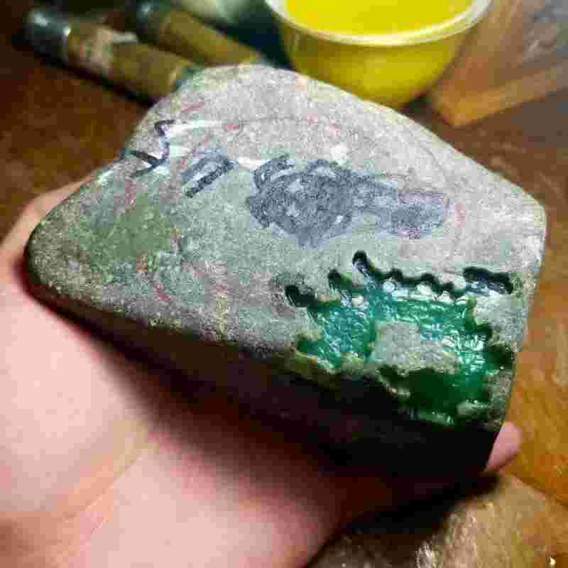 翡翠原石怎么开窗扒皮视频翡翠原石怎么开-第2张图片-翡翠网 翡翠原石怎么开窗扒皮视频翡翠原石怎么开-第2张图片-翡翠网